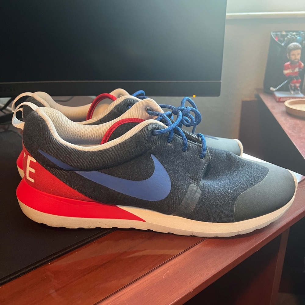 Men’s Nike sneakers!! GREAT condition!!